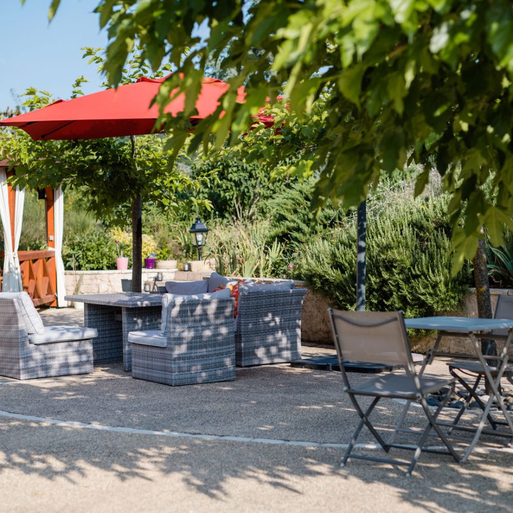 domaine benester perigord gites chambres d'hotes terrasse salon de jardin